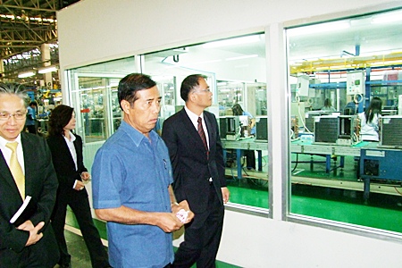 Deputy Minister Thaworn Senniam (2nd right) tours the Laem Chabang Industrial Estate.